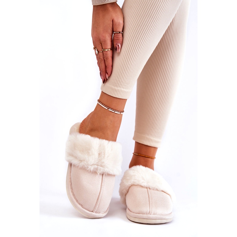 Des pantoufles lisses des femmes avec une fourrure beige brillante 1
