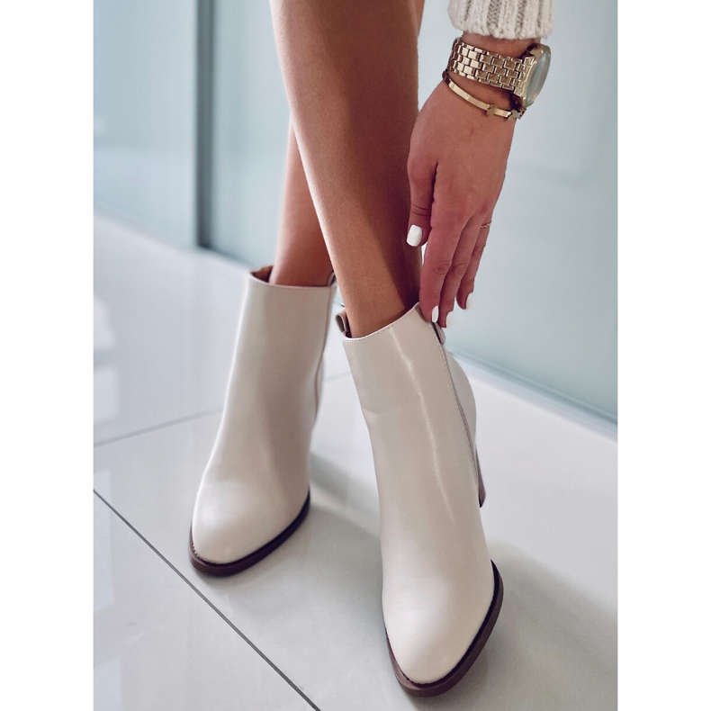 Bottes classiques Alona Beige sur le poteau 1 Bottes classiques Alona Beige sur le poteau 1