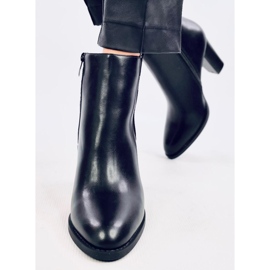 Bottes classiques Alona Black sur le poteau noir 1