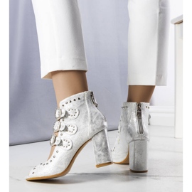 Bottes de paillettes en argent avec des goujons 1