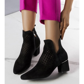 BM Bottes noires ajourées sur le poteau de Bernadette 1