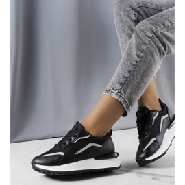 Baskets noires sur la plateforme Ada 1