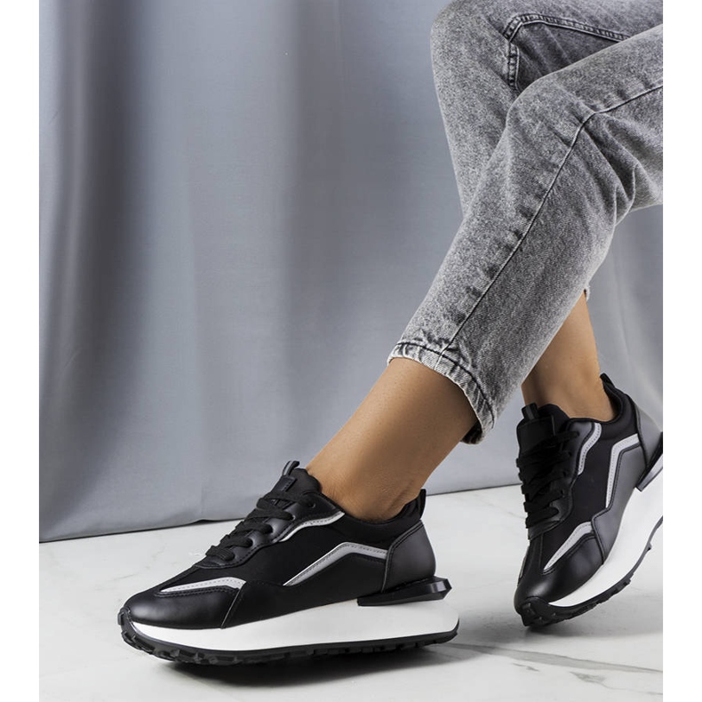 Baskets noires sur la plateforme Ada le noir 1