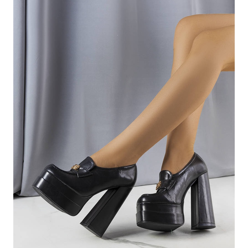 BM Escarpins noirs sur un gros bloc de Janie le noir 2