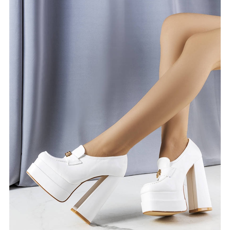 Escarpins blancs sur un gros bloc de Janie blanche 1 Escarpins blancs sur un gros bloc de Janie blanche 1