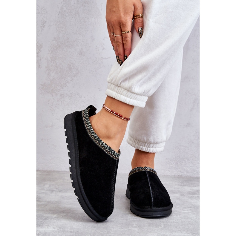 Des pantoufles en daim pour femmes avec de la fourrure et de la broderie noire 2