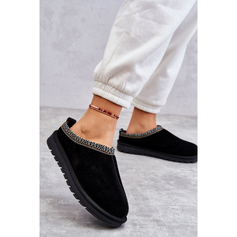 Des pantoufles en daim pour femmes avec de la fourrure et de la broderie noire le noir 3