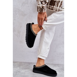 Des pantoufles en daim pour femmes avec de la fourrure et de la broderie noire 4