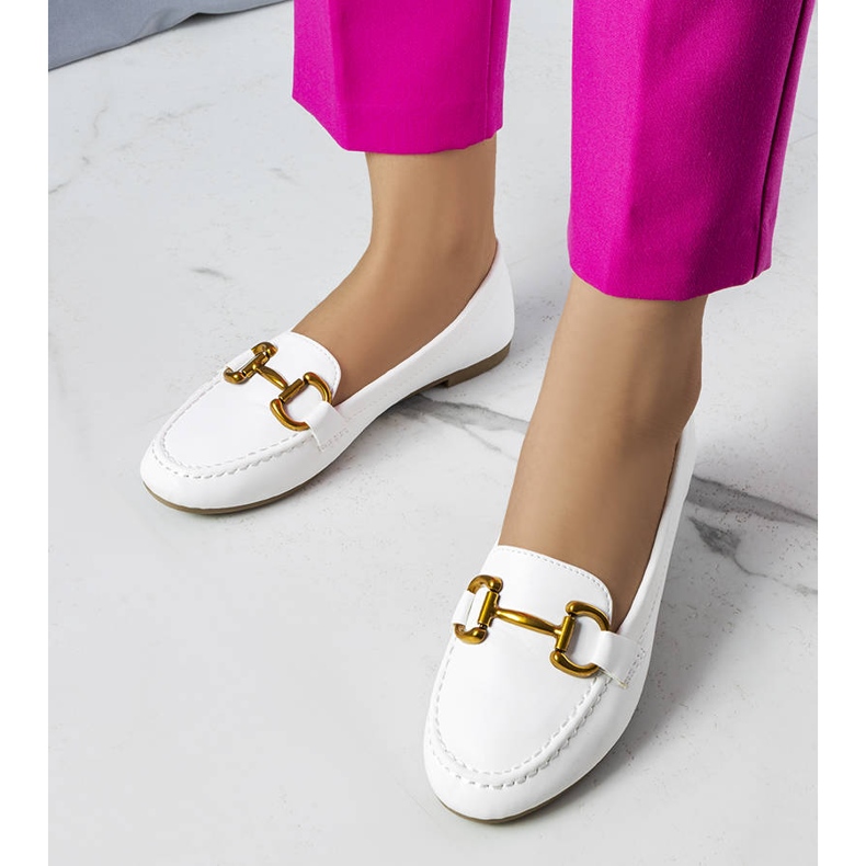 BM Mocassins blancs avec ornements dorés de Regina 1