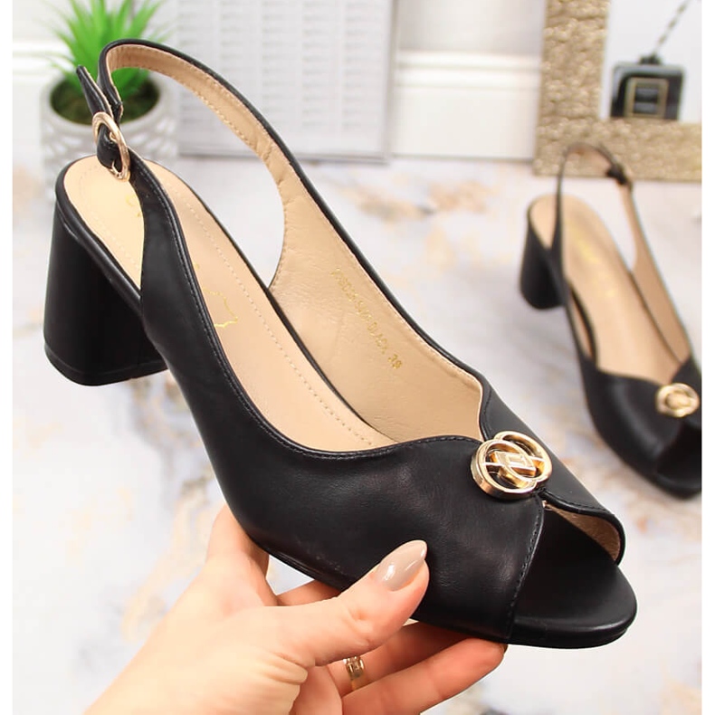 Sandales noires pour femmes sur le poteau eVento 5480 1