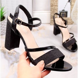 Sandales noires en brocart pour femmes sur le poteau Vinceza 2255 le noir 1 Sandales noires en brocart pour femmes sur le poteau Vinceza 2255 le noir 1