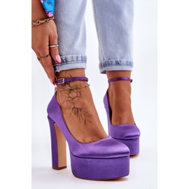 Pompes à la mode sur un pilier élevé violet 1