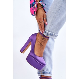 Pompes à la mode sur un pilier élevé violet 3