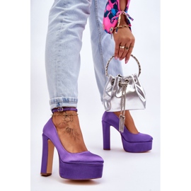 Pompes à la mode sur un pilier élevé violet 2