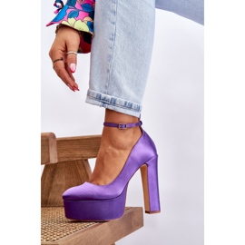 Pompes à la mode sur un pilier élevé violet 4