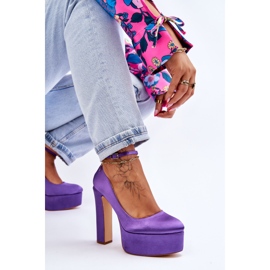 Pompes à la mode sur un pilier élevé violet 5