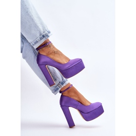 Pompes à la mode sur un pilier élevé violet 6