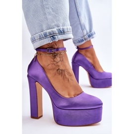 Pompes à la mode sur un pilier élevé violet 7