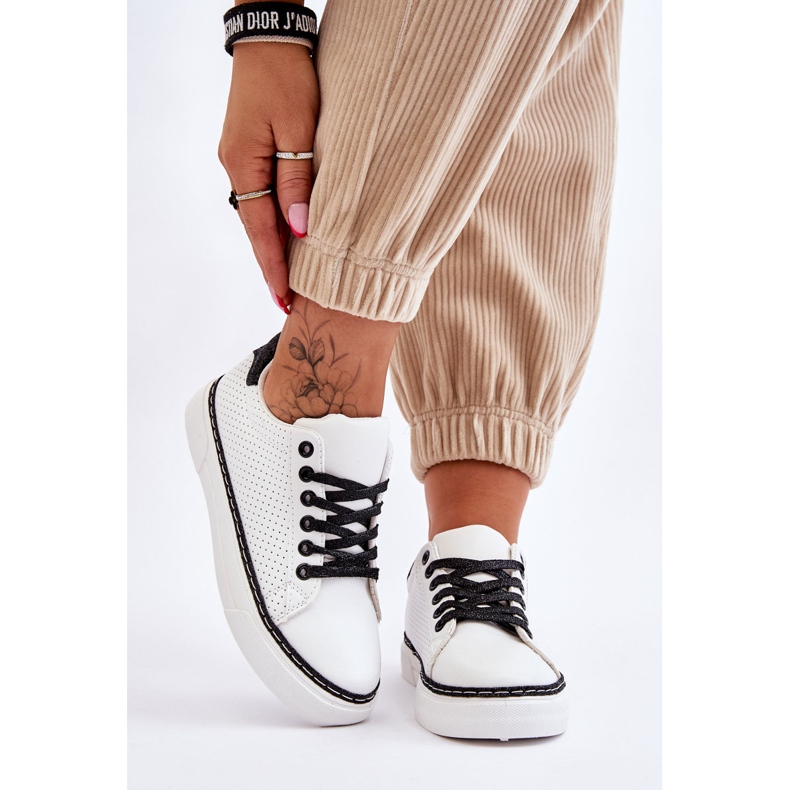 BM Baskets Basses Perforées Pour Femme Blanc Et Noir Daxton blanche le noir 1 BM Baskets Basses Perforées Pour Femme Blanc Et Noir Daxton blanche le noir 1