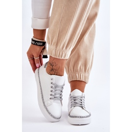 BM Baskets Basses Perforées Femme Blanc et Argent Daxton blanche 1