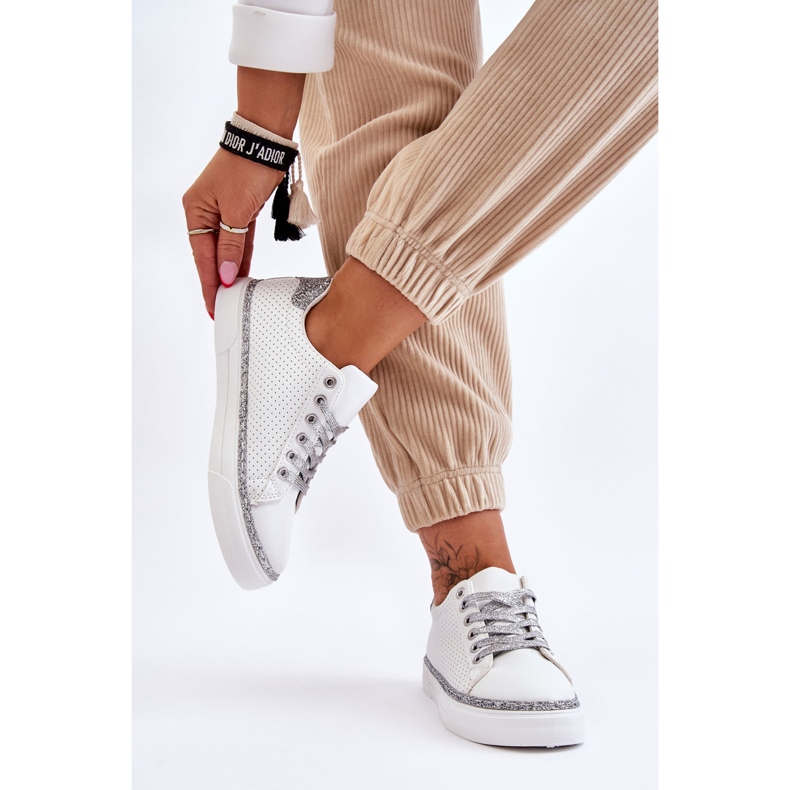 BM Baskets Basses Perforées Femme Blanc et Argent Daxton 2