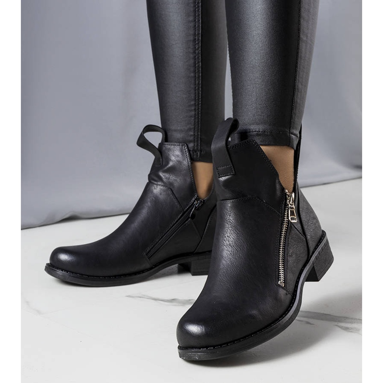 BM Bottines noires ajourées Pat 1