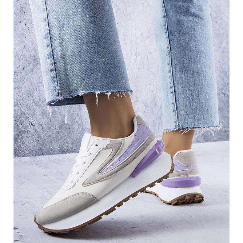 Baskets blanches sur une semelle plus épaisse de Moore 1