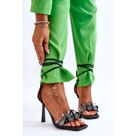 Sandales nouées sur un talon haut avec des papillons Delmar noirs le noir 2 Sandales nouées sur un talon haut avec des papillons Delmar noirs le noir 2