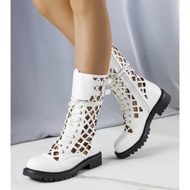 PA1 Bottes blanches ajourées de Minks 1