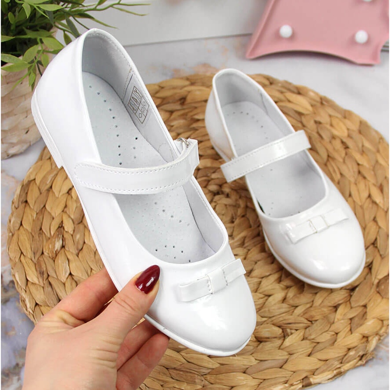 Ballerines de communion pour filles avec velcro blanc Kornecki 6493 blanche 1 Ballerines de communion pour filles avec velcro blanc Kornecki 6493 blanche 1