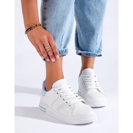 Baskets blanches de chaussures de sport sur la plate-forme Shelovet 1