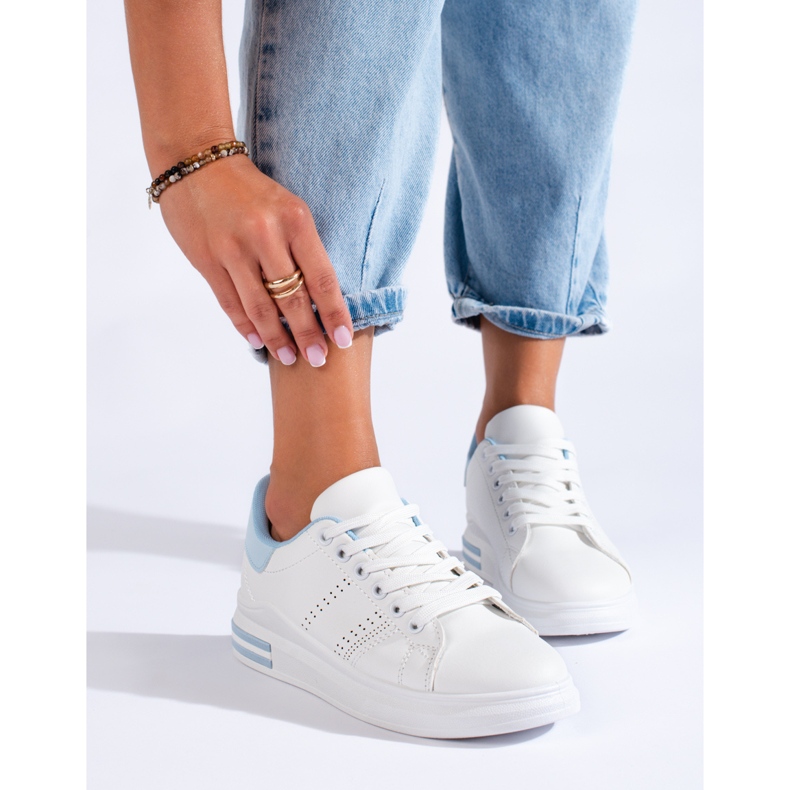 Baskets blanches de chaussures de sport sur la plate-forme Shelovet 1