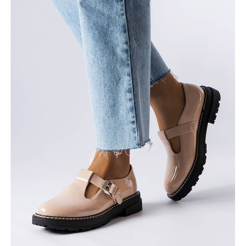 PA1 Chaussures laquées beiges de chez Vaden 1