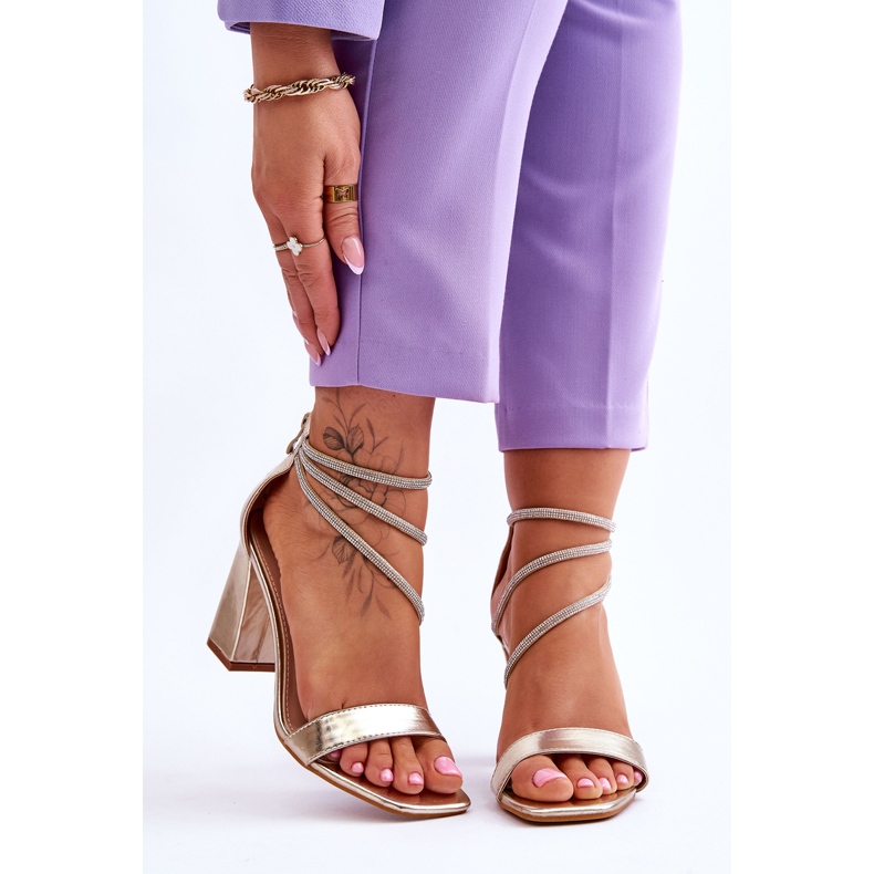 Sandales à la mode avec des zircons dorés Carma 1