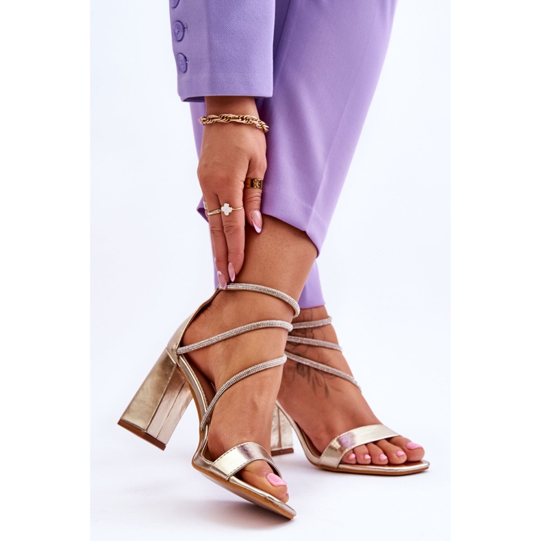 Sandales à la mode avec des zircons dorés Carma d'or 2