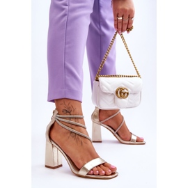 Sandales à la mode avec des zircons dorés Carma d'or 3
