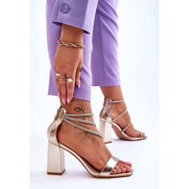 Sandales à la mode avec des zircons dorés Carma d'or 4