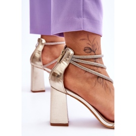 Sandales à la mode avec des zircons dorés Carma d'or 7