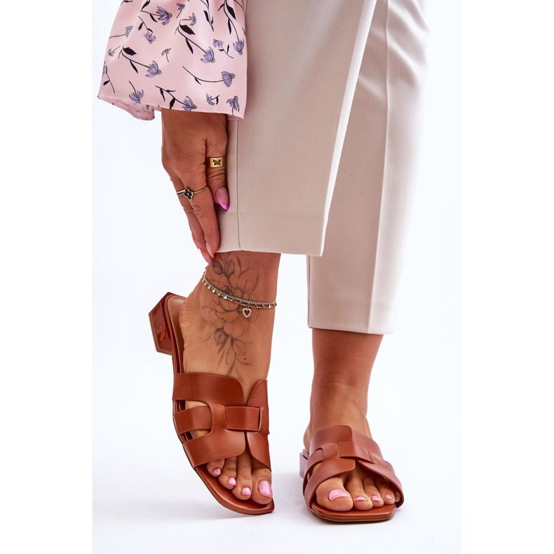 FJ1 Pantoufles en cuir Fendy camel classiques pour femmes brun 1