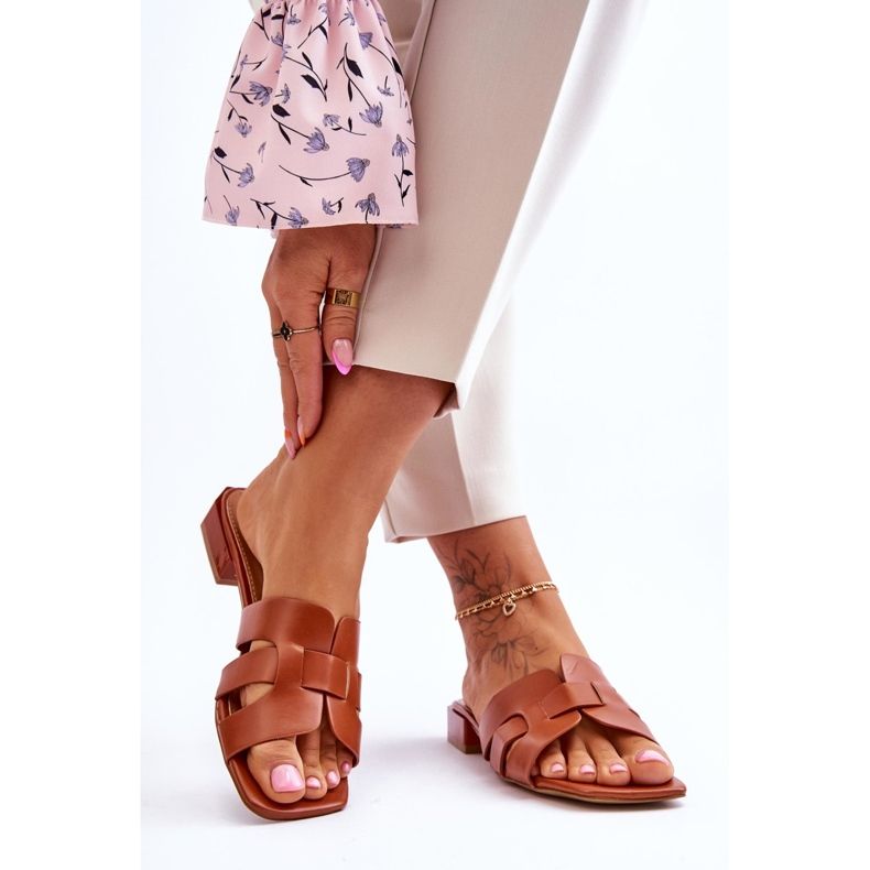 FJ1 Pantoufles en cuir Fendy camel classiques pour femmes brun 2