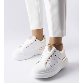 BM Baskets blanches avec perforation Chalut colorée 1
