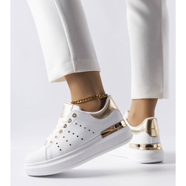 BM Baskets blanches avec perforation Chalut colorée 2