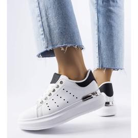 Baskets blanches avec perforation Chalut colorée 1