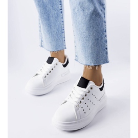 Baskets blanches avec perforation Chalut colorée 2