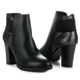 Vinceza Bottes sur le poste noir 2