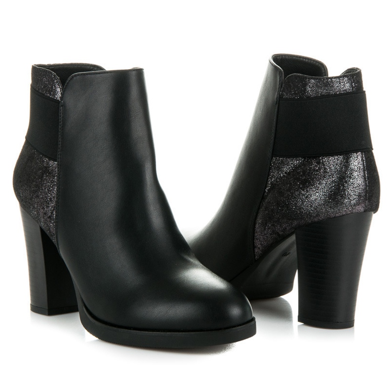 Vinceza Bottes sur le poste noir 2