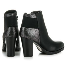 Vinceza Bottes sur le poste noir 1