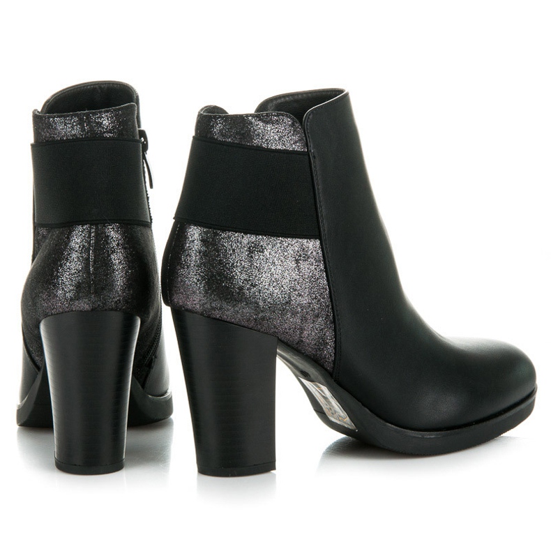 Vinceza Bottes sur le poste noir 1