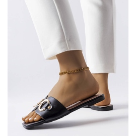 Claquettes élégantes noires avec chaîne de Corbin le noir 2 Claquettes élégantes noires avec chaîne de Corbin le noir 2