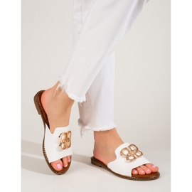 Sandales blanches élégantes avec une boucle Shelovet 2